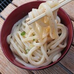 須崎食料品店 - 麺のリフトアップ