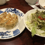 バーミヤン - 餃子&サラダセット299円。