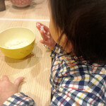 拉麺大公 - ライスを手掴みでがっつく我が子、1歳の誕生日