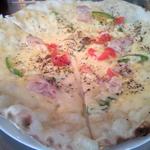 CONA - ランチピザ：アボガドとトマトは、ブラックペッパーも効いていていい感じです