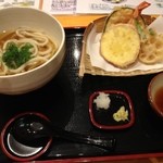 うつ輪 - 二回目訪問。天ぷらうどん。あったかいうどんと別添の天ぷらが。1000円
