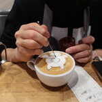 ハットコーヒー - (3)茶色の液体（チョコ？　コーヒー？）をちょんちょんと載せていきます。
