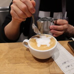 ハットコーヒー - (2)フォームミルクで下地を作ります。