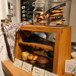 ハットコーヒー - クッキーやマフィンもあります。