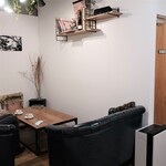 ハットコーヒー - 店内3。ソファ席もあります。