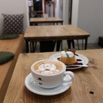 ハットコーヒー - 自家製プリン（500円税込）とカフェラテ（650円税込）