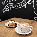 ハットコーヒー - さて、このラテアート、なにが描いてあるのかな？