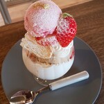 菓子屋 chill - イチゴパフェ