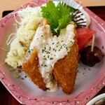 オーモリラーメン - 白身魚、肉団子、ちくわの天ぷら、野菜サラダ、漬物