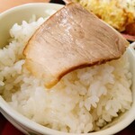 オーモリラーメン - 先ずは、チャーシューをご飯にのせ、ひとくち