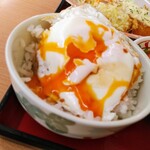 オーモリラーメン - 次に、目玉焼きをご飯にのせ、ひとくち
