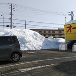 オーモリラーメン - 駐車場、雪の山です