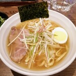 麺処 メディスン麺 - キャベツの甘み引き立つ洋食系スープかな
