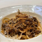 Ristorante Ecru - 和牛のボロネーゼ ゴボウのチップの食感と香りが、ラグーを元にしている煮込みのお肉にとても合います。 パスタはリングイネかな、ボロネーゼというとタリアテッレを使うのが普通かと思いますが、そこに拘る必要はなくとても美味しいです♪