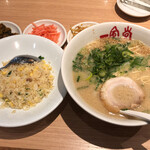 一風堂 - Ｂ定食（博多とんこつラーメンと博多チャーハン（ハーフ））890円