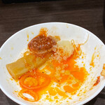 中華そば べんてん - ラー油を残したお通しの皿にニンニクと豆板醤を載せて…