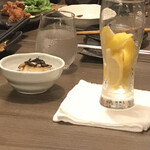 さいまや - レモンたっぷりのレモンサワー。レモンは氷の代わりにキンキンですわ。