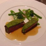 メゾン ポール・ボキューズ - ハーブのクルートをのせた牛ロース肉のパヴェ