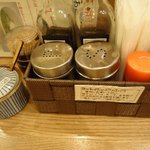 やん！ - カウンター上の調味料等