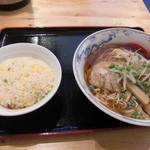 桃園 - チャーハン・ラーメン（餃子は後）