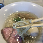 宍道湖しじみ中華蕎麦 琥珀 東京本店 - 更に麺リフト