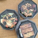 楽山 - 色どり野菜炒め990円、鶏肉とカシューナッツの唐辛子炒め1,100円、春巻670円