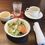 Ikkenya Dainingu Waiwai - セットメニューのサラダとコンソメスープ、コーヒー