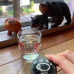 谷口カレー - やだ、かわいい♡石に書いたイラストやレトロな101匹ワンちゃんのオリジナルグラス。そして木彫りの熊！！