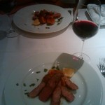 エノテカ ドォーロ - 豚肉もおいしい、赤はモンテプルチアーノダブルッツォ