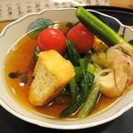 まにわ - 【煮物】夏野菜と素麺の冷やし煮合わせ（茄子・トマト・青菜・おくら・焼もろこし・栃尾油揚）
