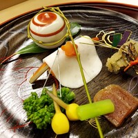 赤坂 菊乃井 - ●【八寸】「花びら寿司　小川唐墨　菜種辛子和え　豆慈姑　千車唐味噌漬け　子持ち昆布　黒豆」