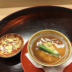 Akasaka Kikunoi - 昼懐石１３３１０円。赤飯蒸し 鼈甲餡。蒸した赤飯の上に、汲み上げ湯葉を乗せ、鼈甲餡をかけたものです。寒い日の付き出しに、身も舌も温まる一品です（╹◡╹）
