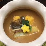 赤坂 菊乃井 - 昼懐石１３３１０円。海老金つば。濃厚な海老のお出汁と白味噌は、和風ビスクの味わいです。下に仕込まれた自家製豆腐との相性良く、鰤しゃぶに負けない絶品です（╹◡╹）（╹◡╹）
