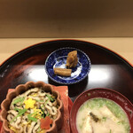 赤坂 菊乃井 - 昼懐石１３３１０円。穴子の蒸し寿司、粕汁。蒸し寿司は、軽く味のついたホカホカ御飯と、穴子が相まって、とーっても美味しかったです（╹◡╹）（╹◡╹）。一気に掻き込みたくなる味わいです（笑）