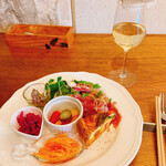 MAISON INCO - 前菜盛り合わせと白ワイン