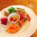 MAISON INCO - ベーコンとほうれん草キッシュ、生ハム、生野菜サラダ、レバーコンフィ、オリーブ、ザワークラフト、ピクルス、キャロットラペ