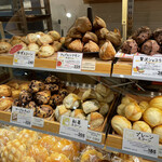 ラ・ブランジュリ・キィニョン - ショウケース│【紅茶スコーン@税込205円】と【贅沢ショコラスコーン@税込280円】を購入