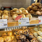 ラ・ブランジュリ・キィニョン - ショウケース│【4種のナッツとホワイトチョコのスコーン@税込260円】と【ゆずスコーン@税込240円】を購入
