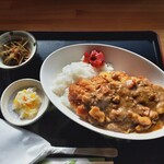 戸呂町産直館 - カツカレー（大盛・小鉢付き）