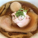 らーめんMAIKAGURA - 鶏の香りが広がる醤油スープに細麺が絡む！