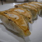 謝甜記 - 焼きぎょうざ　5個　630円　中は細かくなった具がぎっしりでめっちゃうまい。