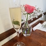 フルールド・オリーヴ - ドリンク写真:スパークリングワイン 650円