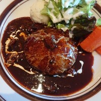 キッチン 大宮 MARK IS みなとみらい店 - まん丸ハンバーグ