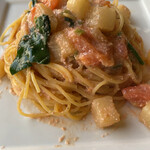 キッチン nascita - ダイコンほうれん草にトマトといった組合せ。麺は細め。