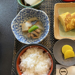 割烹 丸一 - ご飯と炊き合わせ、デザートのコーヒーゼリー。