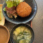 割烹 丸一 - メンチカツと味噌汁