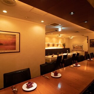 広々とゆったりしたカウンター席は他のお店では無い当店の魅力