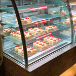 きのとや - 【2020年12月】店内：ショートケーキは人気の一品、店頭の別場所で展開。