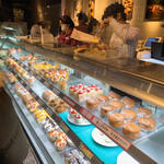 きのとや - 【2020年12月】店内：美味しそうなケーキの数々。飛沫防止を試みながらの接客（マスク、アクリルの仕切板設置など）。