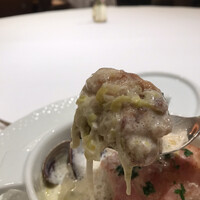 メゾン ポール・ボキューズ - メニューデジュネ４９５０円。ベーコンを巻いた真鱈と白子のムニエル。ソースはアサリをベースにしたクリーム系のものです。立派な白子にも負けない味わいで、とーっても美味しかったです（╹◡╹）（╹◡╹）